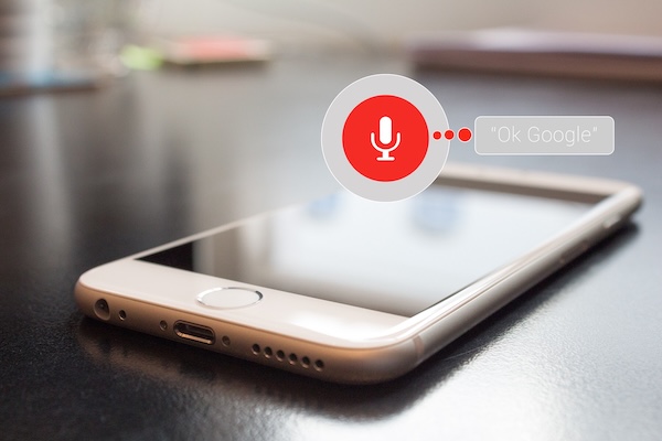 Siri, Voice Assistant on Apple Devices. How can it help you at Work and Home. Simple Guide.